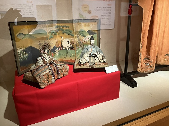 河北町紅花資料館「紅の館」等身大雛人形｜男雛は約115cm・女雛は約105cm｜八景園